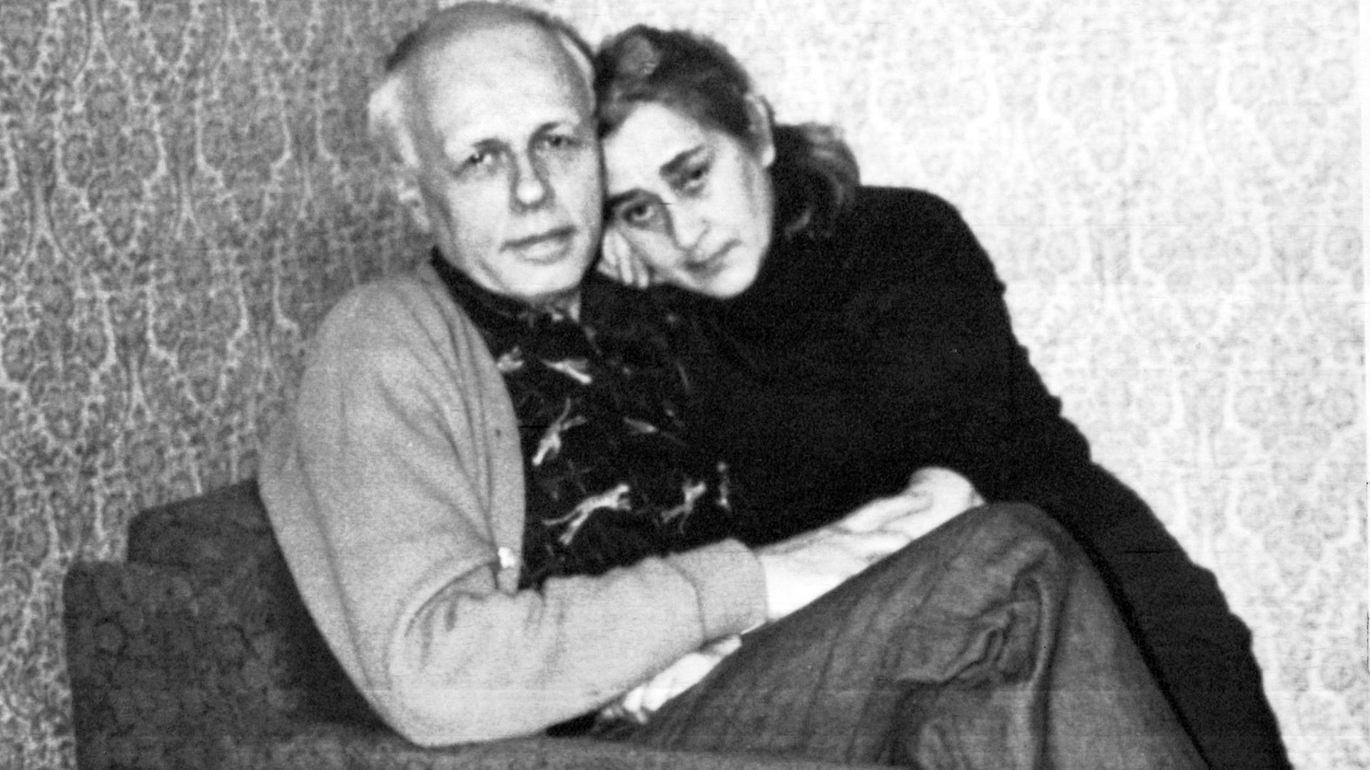 Der russische Atomphysiker und Bürgerrechtler Andrej Sacharow und seine Frau, die Ärztin Jelena Bonner, in ihrer Wohnung in Gorki während der Verbannung, aufgenommen im Februar 1980 Der russische Atomphysiker und Bürgerrechtler Andrej Sacharow und seine Frau, die Ärztin Jelena Bonner, in ihrer Wohnung in Gorki während der Verbannung, aufgenommen im Februar 1980