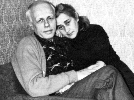 Der russische Atomphysiker und Bürgerrechtler Andrej Sacharow und seine Frau, die Ärztin Jelena Bonner, in ihrer Wohnung in Gorki während der Verbannung, aufgenommen im Februar 1980