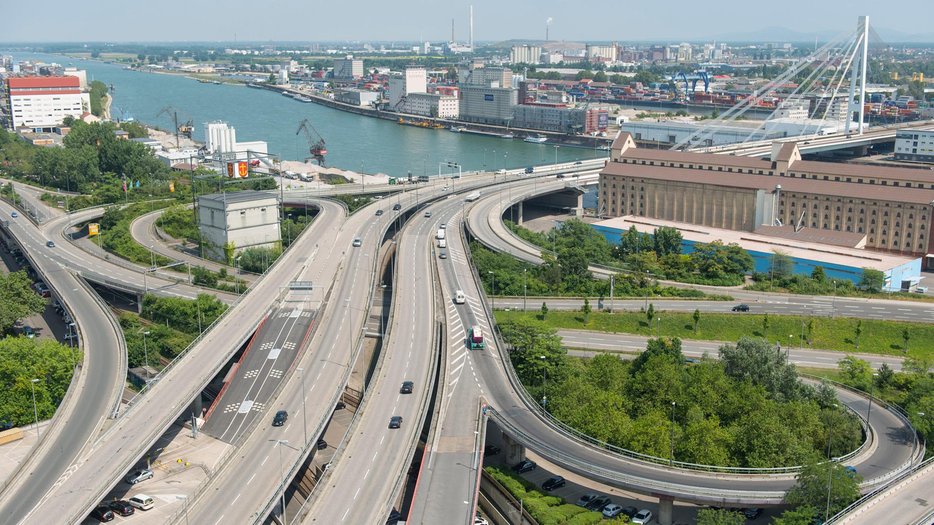 Autos fahren in Ludwigshafen über die Hochstraße. Das marode Bauwerk soll abgerissen und anschließend entweder wieder aufgebaut oder ebenerdig weitergeführt werden. Autos fahren in Ludwigshafen über die Hochstraße. Das marode Bauwerk soll abgerissen und anschließend entweder wieder aufgebaut oder ebenerdig weitergeführt werden.
