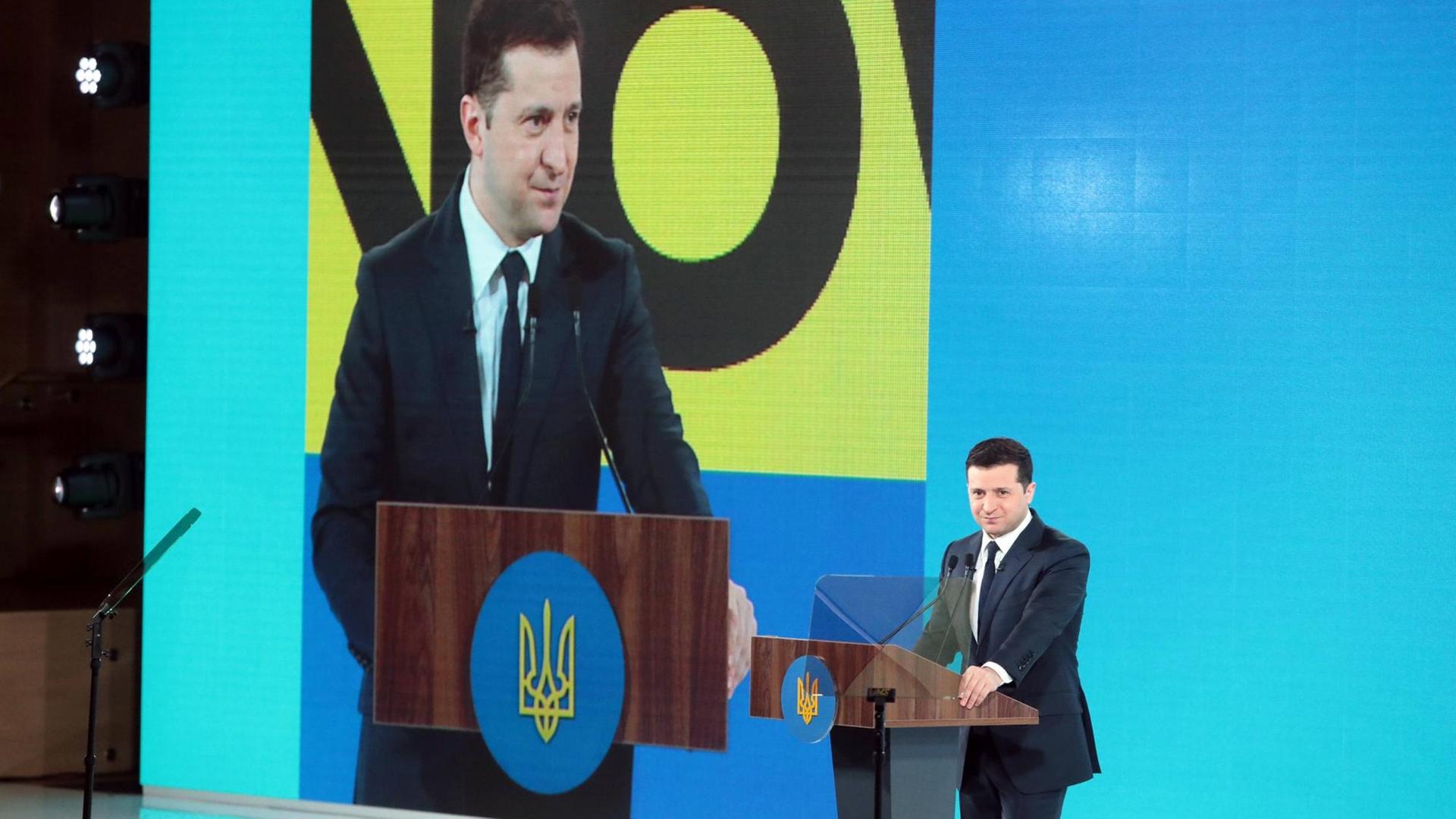 Der ukrainische Präsident Wolodymyr Selenskyj steht an einem Rednerpult. Der ukrainische Präsident Wolodymyr Selenskyj steht an einem Rednerpult.