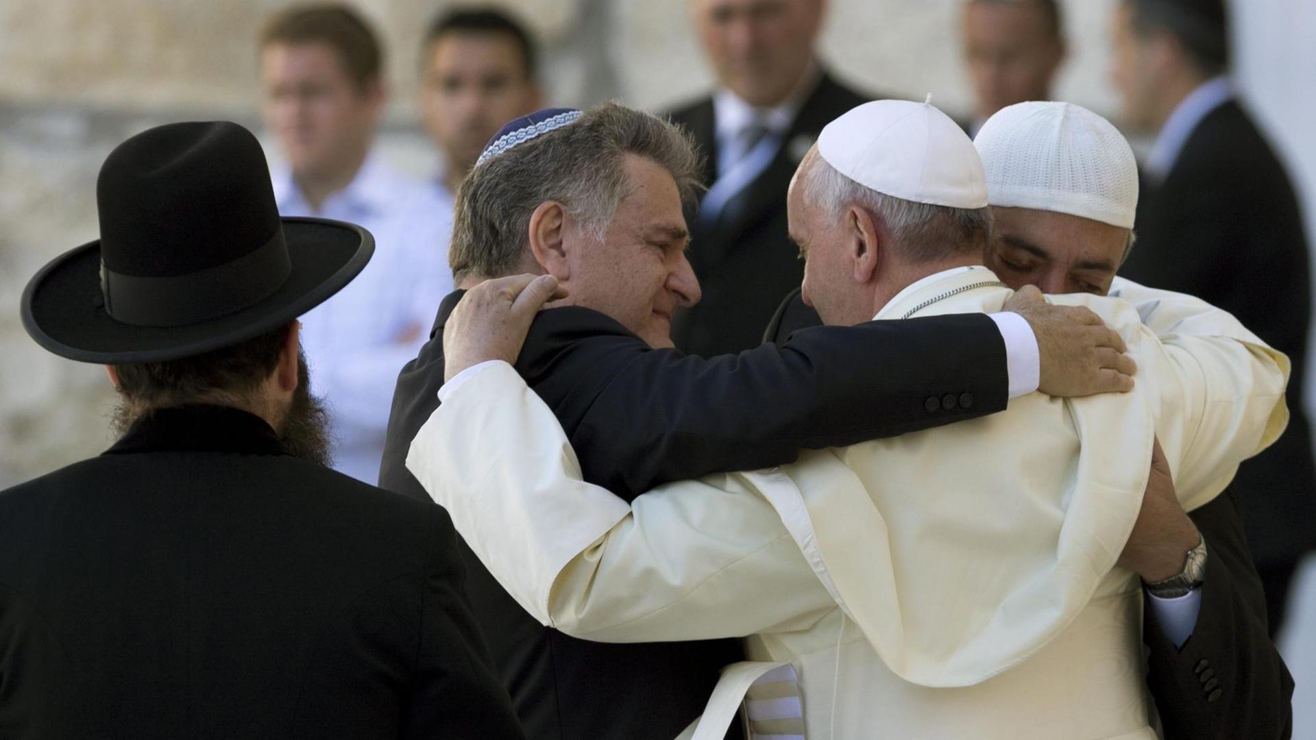 Papst Franziskus umarmt bei seinem Jerusalem-Besuch im Mai 2014 Freunde aus Argentinien: den Rabbi Abraham Skorka (2-L) und den argentinischen Scheich Omar Abboud (R). Ganz links der Rabbi der Klagemauer, Shmuel Rabinovitz. Papst Franziskus umarmt bei seinem Jerusalem-Besuch im Mai 2014 Freunde aus Argentinien: den Rabbi Abraham Skorka (2-L) und den argentinischen Scheich Omar Abboud (R). Ganz links der Rabbi der Klagemauer, Shmuel Rabinovitz.