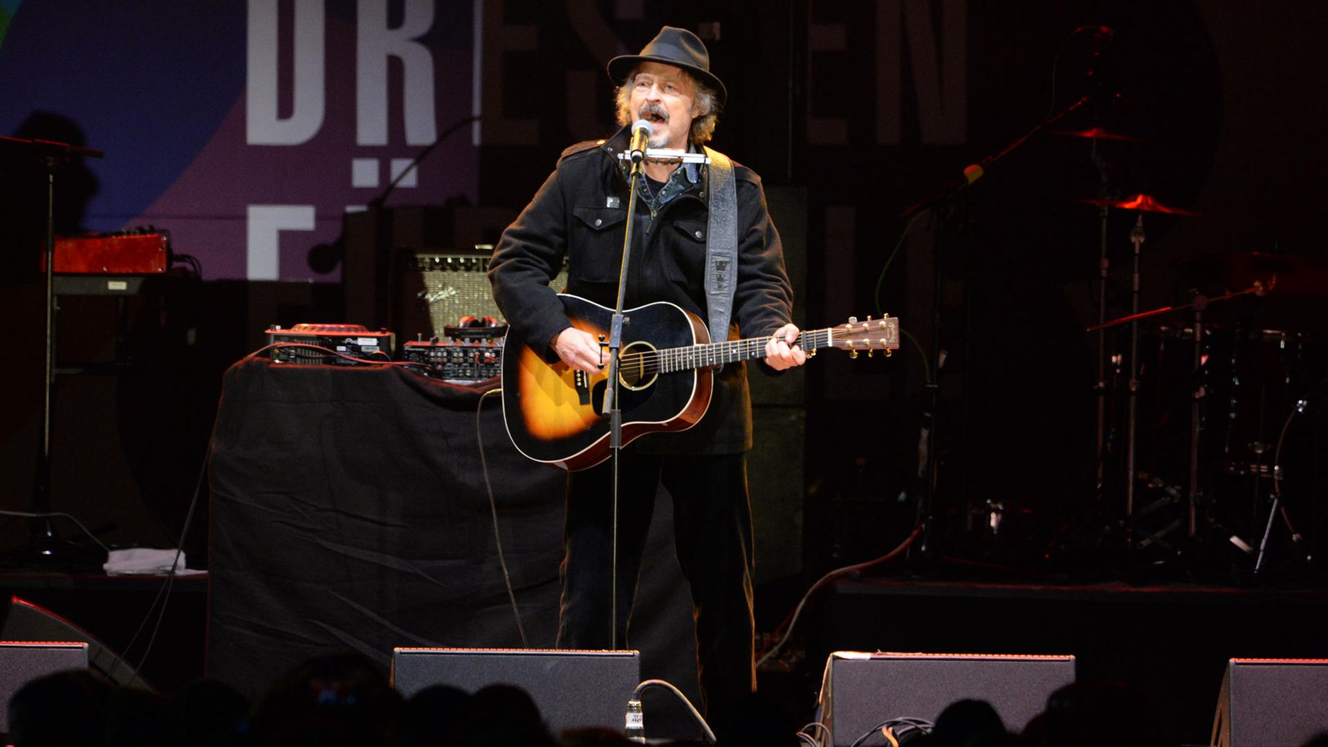 BAP-Sänger Wolfgang Niedecken steht am 26.01.2015 auf der Bühne während eines Konzerts für Weltoffenheit und Toleranz auf dem Neumarkt in Dresden (Sachsen) BAP-Sänger Wolfgang Niedecken steht am 26.01.2015 auf der Bühne während eines Konzerts für Weltoffenheit und Toleranz auf dem Neumarkt in Dresden (Sachsen)
