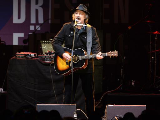BAP-Sänger Wolfgang Niedecken steht am 26.01.2015 auf der Bühne während eines Konzerts für Weltoffenheit und Toleranz auf dem Neumarkt in Dresden (Sachsen)