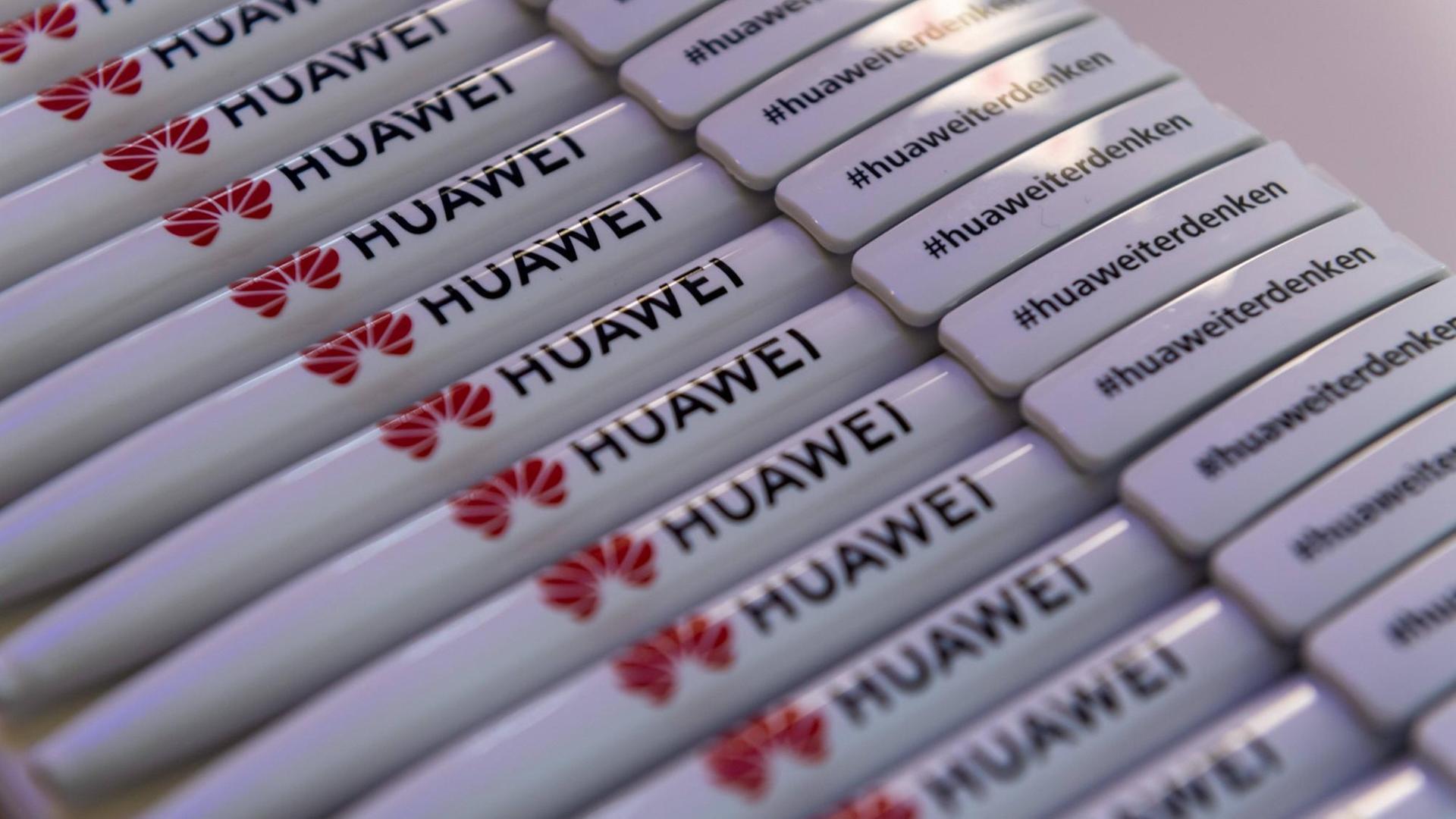 Kugelschreiber des Konzerns Huawei liegen in einer Reihe. Kugelschreiber des Konzerns Huawei liegen in einer Reihe.