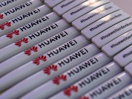 Kugelschreiber des Konzerns Huawei liegen in einer Reihe.