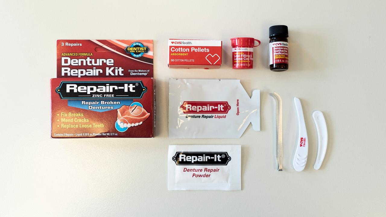 Produktfotografie eines Repairkit mit Spachtel, Wattebausch und Füllmaterialien. Produktfotografie eines Repairkit mit Spachtel, Wattebausch und Füllmaterialien.