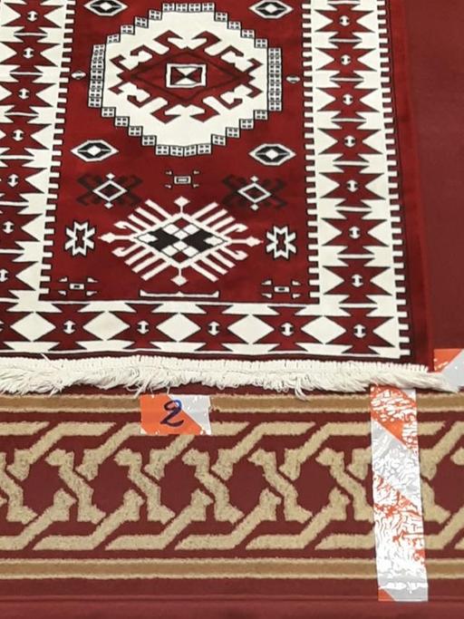 Rot-weiße Klebestreifen markieren auf einem Gebetsteppich, wieviel Abstand die Gläubigen beim Gebet voneinander halten sollen.