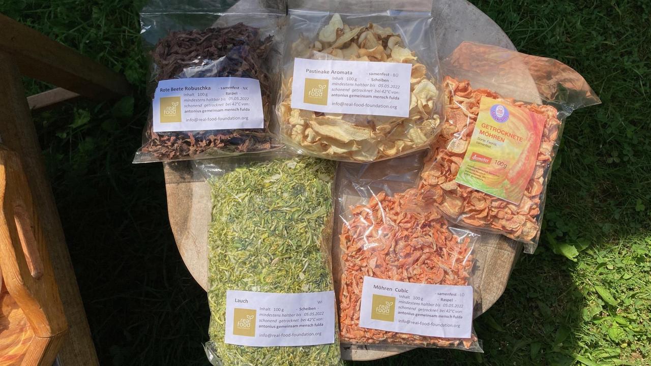 Mehrer Tütchen mit getrocknetem und in kleine Stücke geschnittenen Gemüse liegen nebeneinander: Lauch, Möhren, Pastinake und Rote Bete Mehrer Tütchen mit getrocknetem und in kleine Stücke geschnittenen Gemüse liegen nebeneinander: Lauch, Möhren, Pastinake und Rote Bete