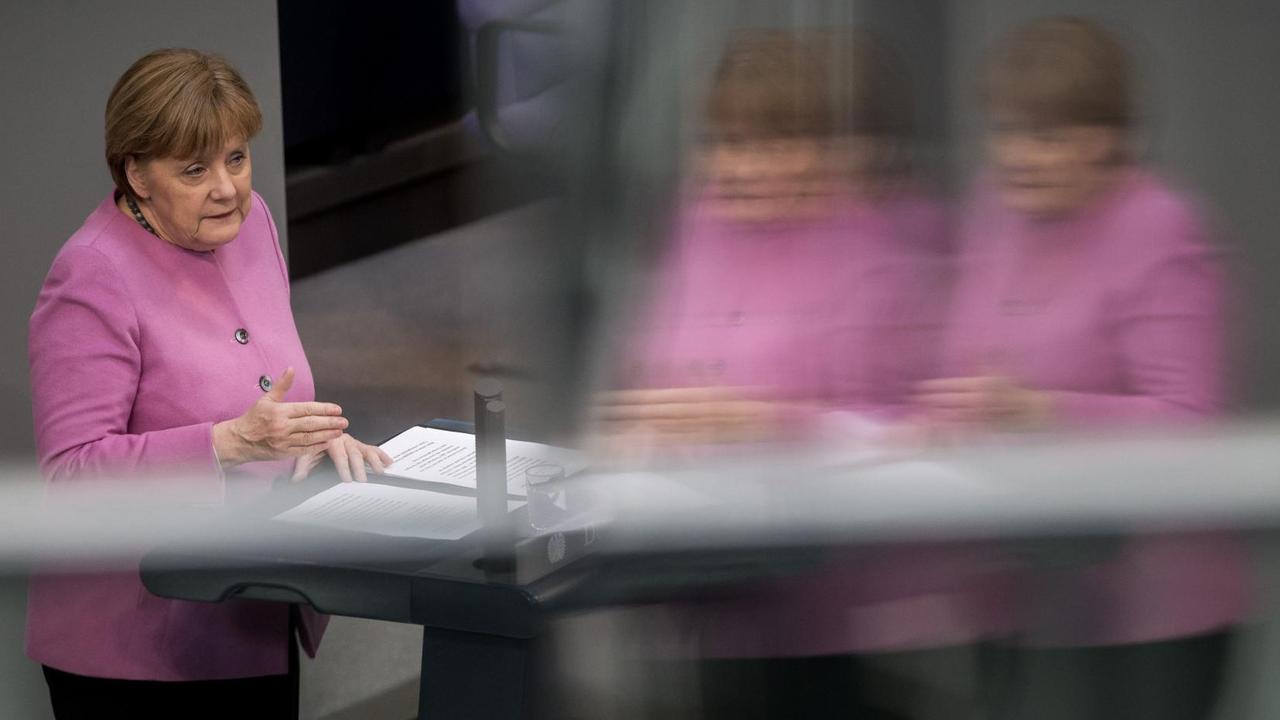 Bundeskanzlerin Angela Merkel während ihrer Regierungserklärung im Bundestag Bundeskanzlerin Angela Merkel während ihrer Regierungserklärung im Bundestag