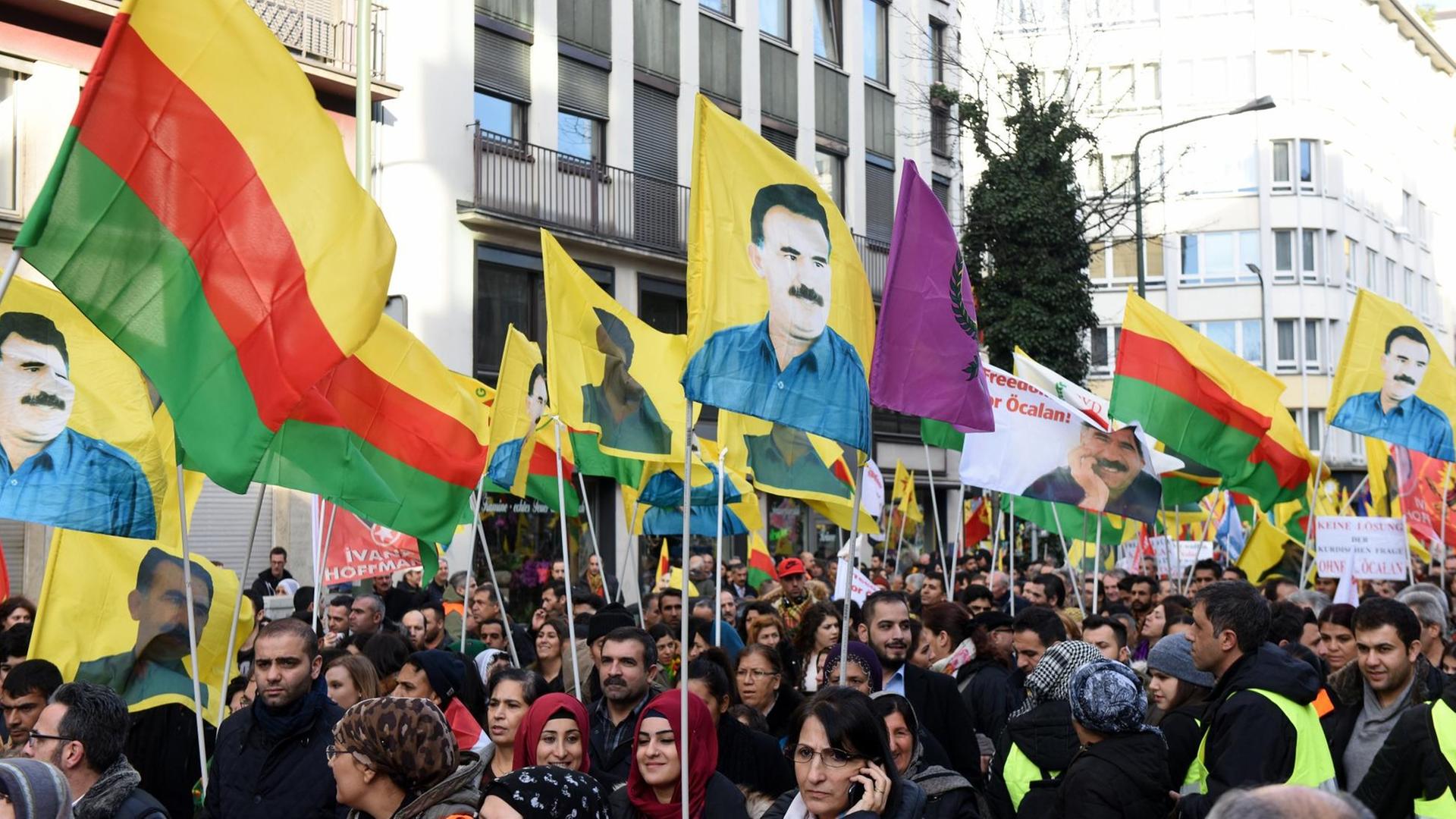 Kurden demonstrieren am 26.12.2015 mit Fahnen in Düsseldorf.