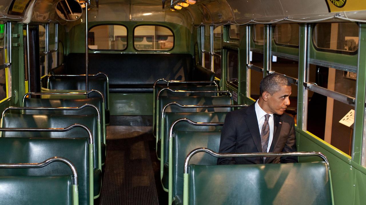 Präsident Barak Obama sitzt auf dem berühmten Sitz der Rosa Parks im Henry Ford Museum.