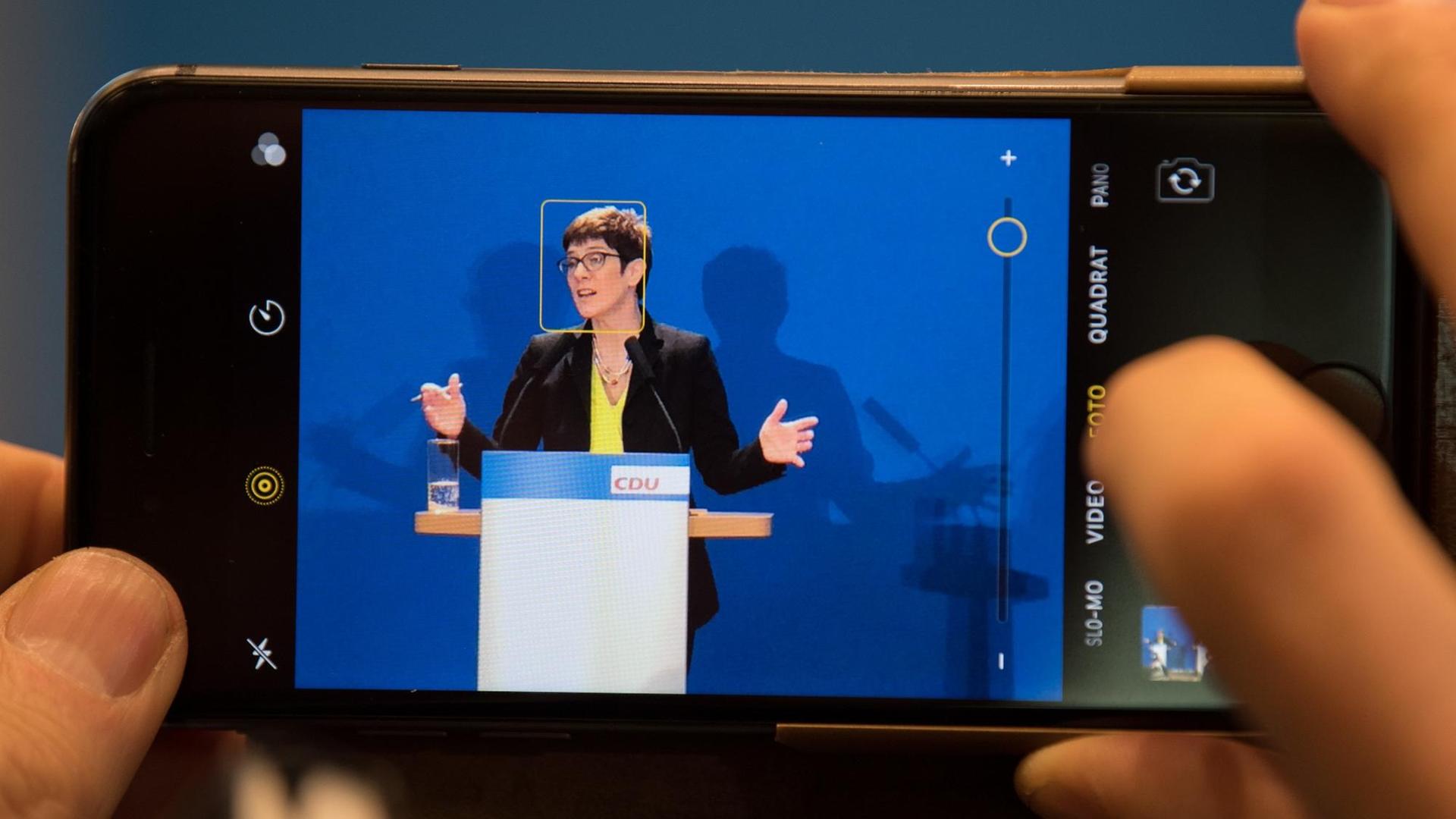Ein Journalist filmt mit seinem Smartphone Annegret Kramp-Karrenbauer, Generalsekretärin der CDU, die am 7.11.2018 während einer Pressekonferenz ihre Kandidatur für den CDU-Bundesvorsitz erläutert. Ein Journalist filmt mit seinem Smartphone Annegret Kramp-Karrenbauer, Generalsekretärin der CDU, die am 7.11.2018 während einer Pressekonferenz ihre Kandidatur für den CDU-Bundesvorsitz erläutert.