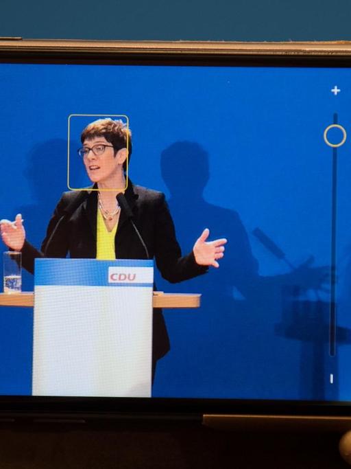 Ein Journalist filmt mit seinem Smartphone Annegret Kramp-Karrenbauer, Generalsekretärin der CDU, die am 7.11.2018 während einer Pressekonferenz ihre Kandidatur für den CDU-Bundesvorsitz erläutert.