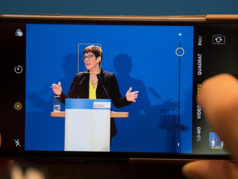 Ein Journalist filmt mit seinem Smartphone Annegret Kramp-Karrenbauer, Generalsekretärin der CDU, die am 7.11.2018 während einer Pressekonferenz ihre Kandidatur für den CDU-Bundesvorsitz erläutert.