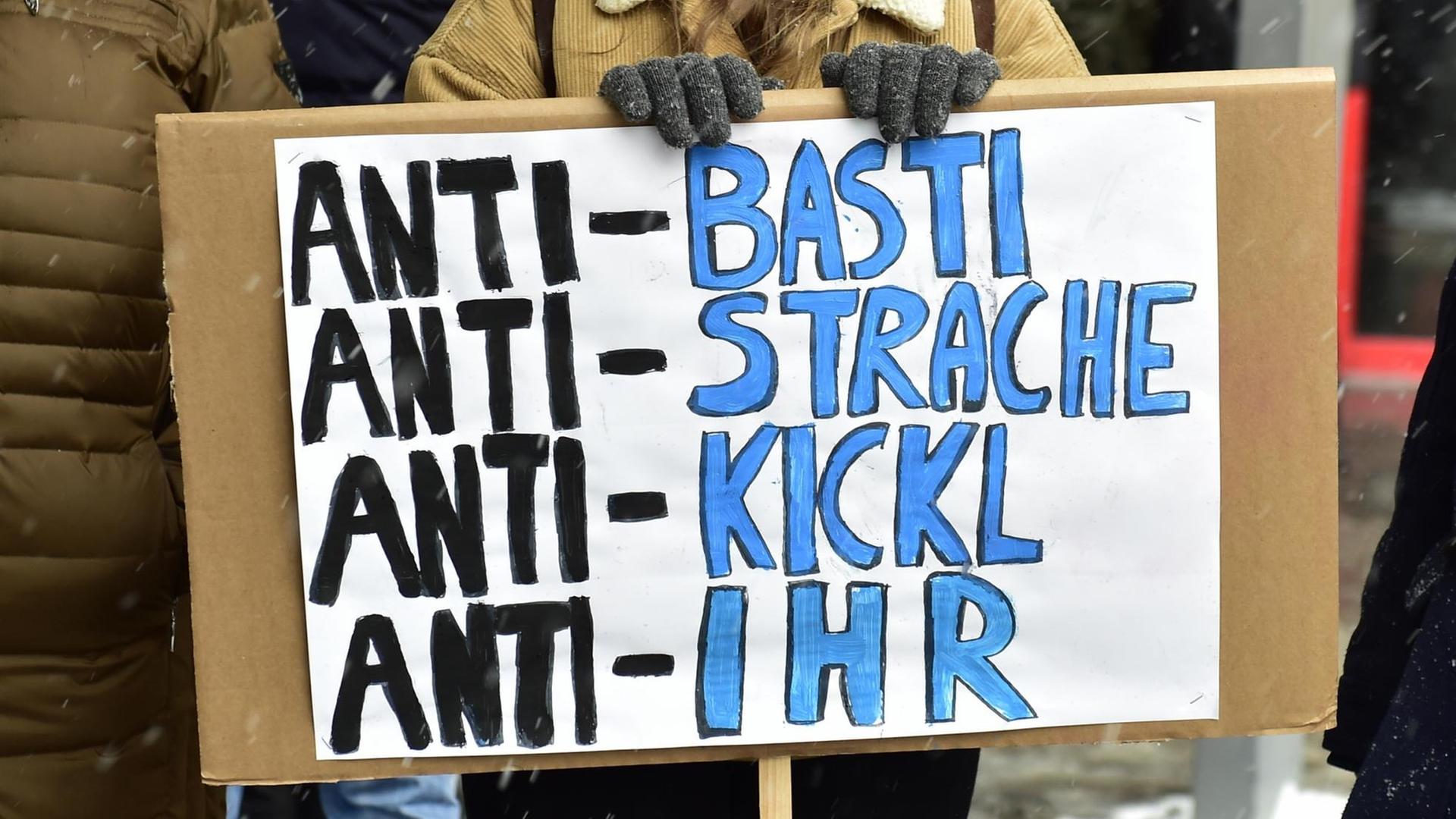 Demonstration gegen Schwarz-Blau Gemeinsam gegen Rechtsruck, Rassismus und Sozialabbau". Demonstration gegen Schwarz-Blau Gemeinsam gegen Rechtsruck, Rassismus und Sozialabbau".