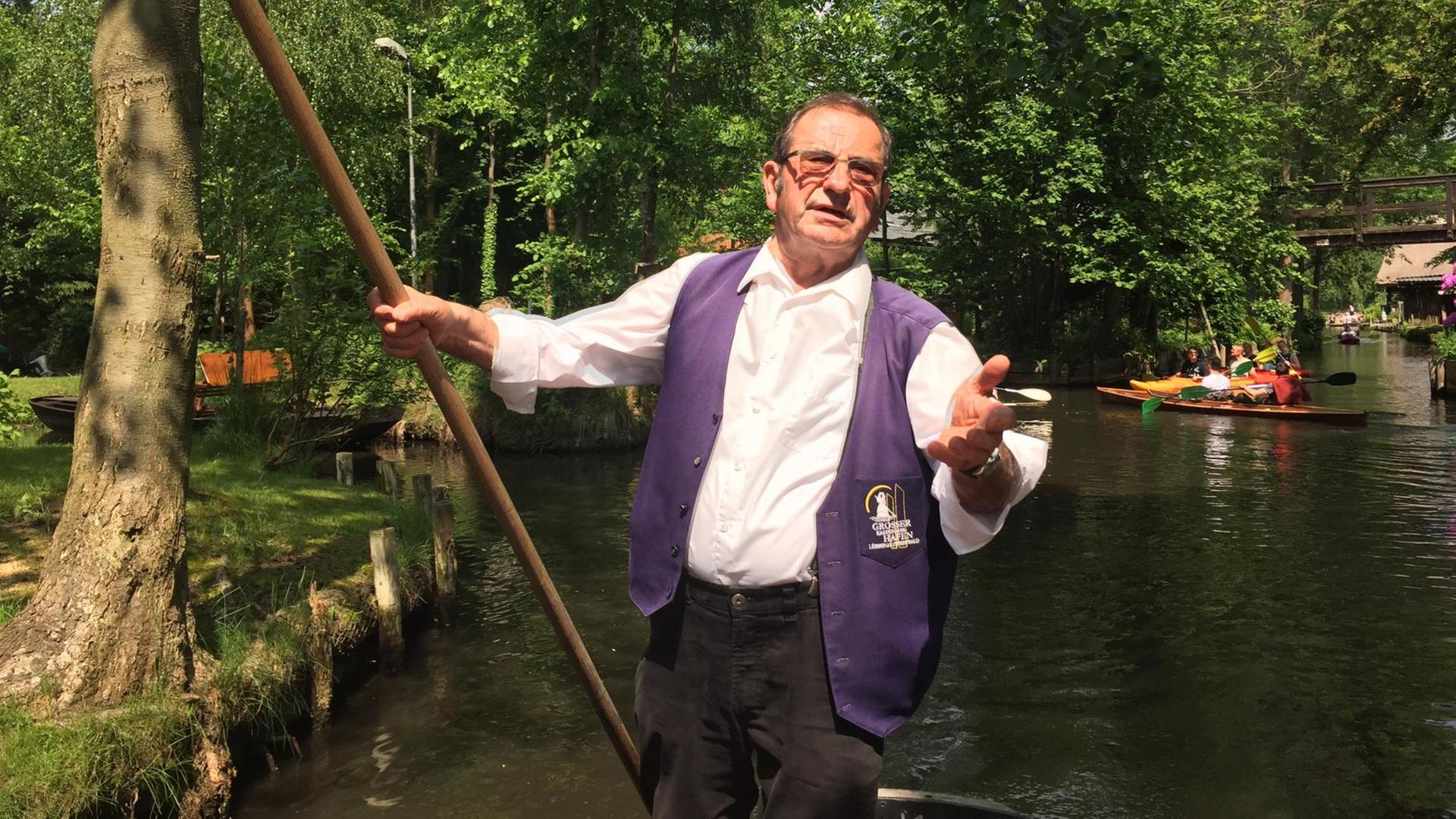 Kahnfahrer Arwed Franke (75) erklärt stakend den Spreewald. Kahnfahrer Arwed Franke (75) erklärt stakend den Spreewald.