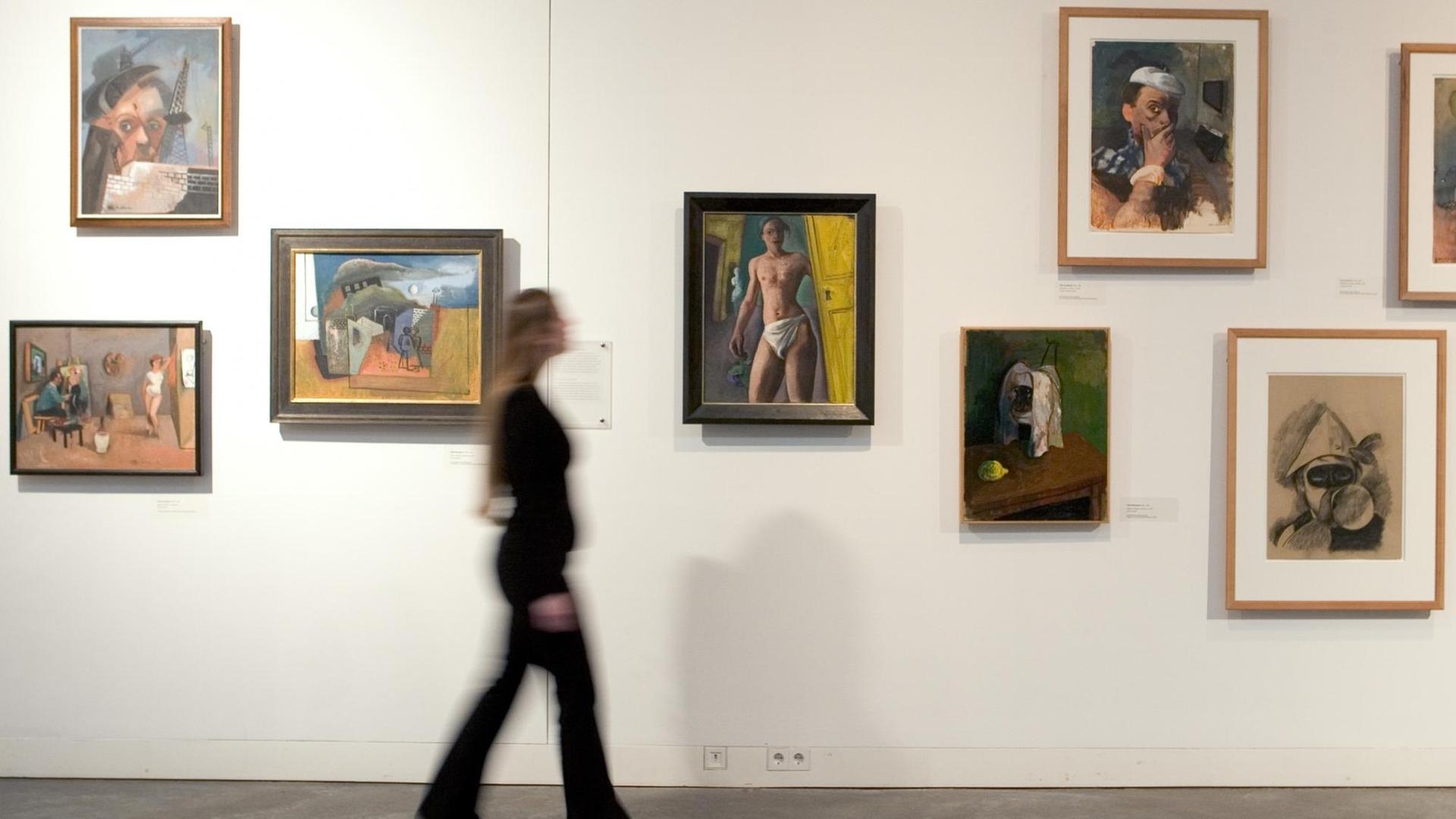 Eine Ausstellungsbesucherin geht am Donnerstag (31.01.2008) in den Räumen des Felix-Nussbaum-Hauses in Osnabrück an dem neuen Gemälde "Mann mit Blume" (Öl auf Leinwand, 1938) (Mitte) entlang. Eine Ausstellungsbesucherin geht am Donnerstag (31.01.2008) in den Räumen des Felix-Nussbaum-Hauses in Osnabrück an dem neuen Gemälde "Mann mit Blume" (Öl auf Leinwand, 1938) (Mitte) entlang.