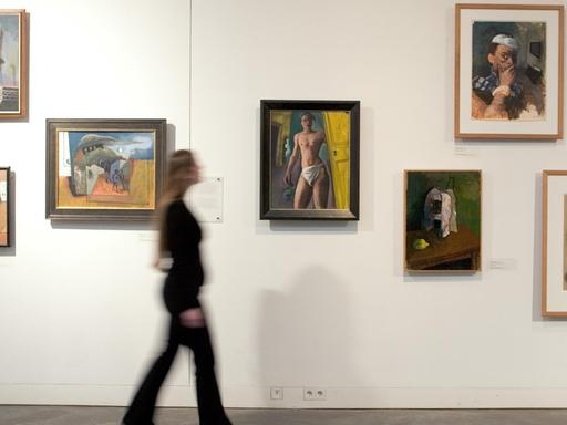 Eine Ausstellungsbesucherin geht am Donnerstag (31.01.2008) in den Räumen des Felix-Nussbaum-Hauses in Osnabrück an dem neuen Gemälde "Mann mit Blume" (Öl auf Leinwand, 1938) (Mitte) entlang.