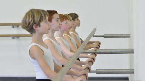 Übung an der Stange: Kinder in der Staatlichen Ballettschule Berlin
