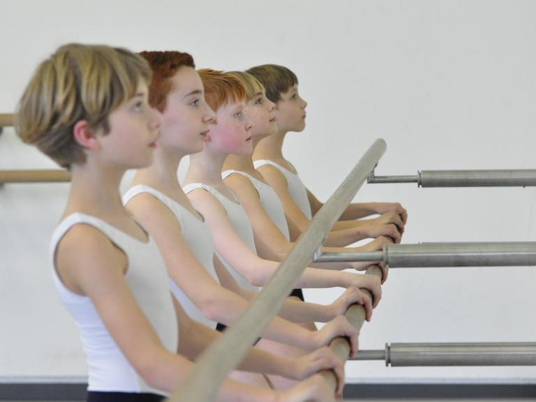 Übung an der Stange: Kinder in der Staatlichen Ballettschule Berlin