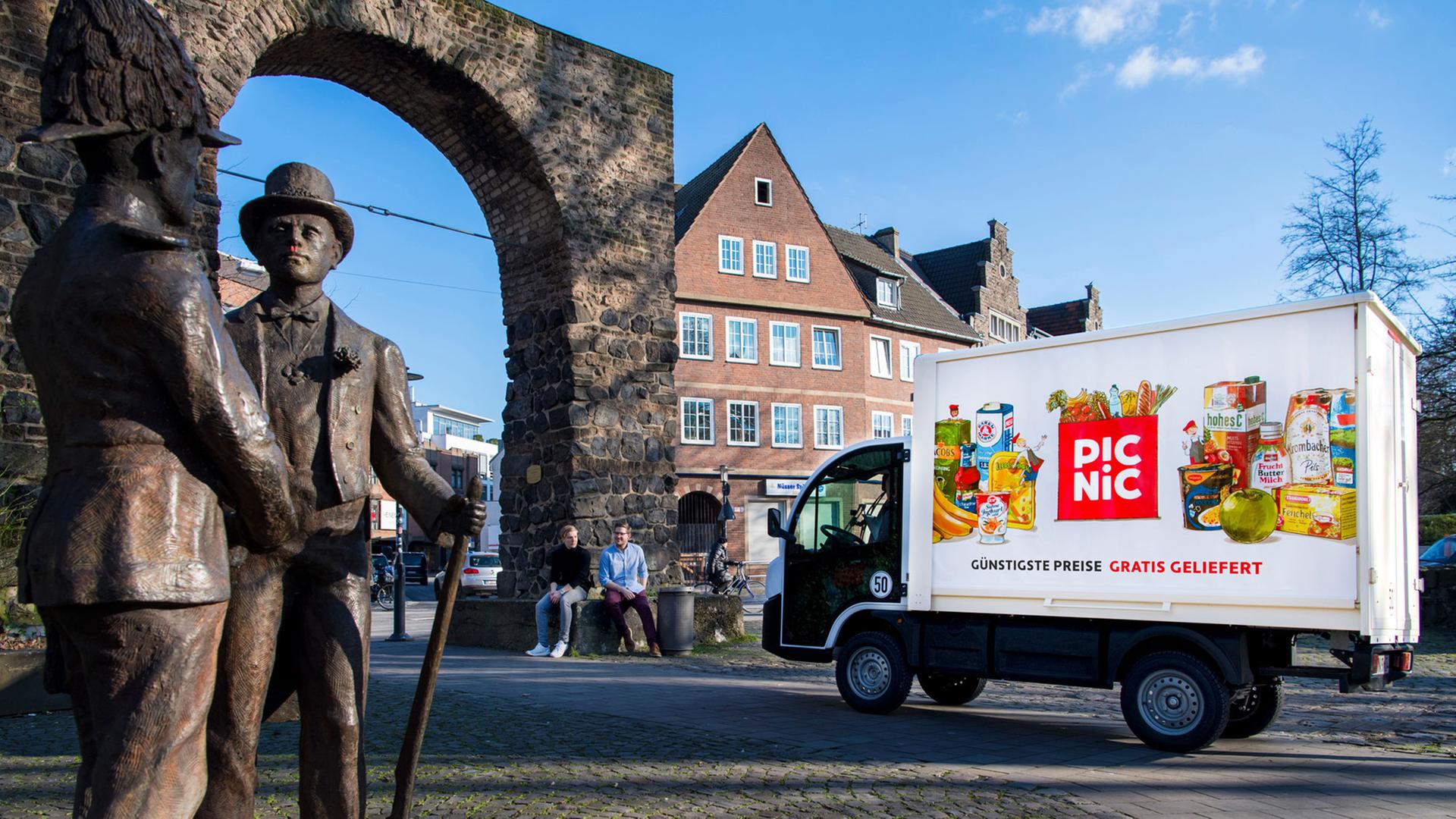 Ein Lieferwagen des holländischen Online-Einzelhändlers "Picnic". Ein Lieferwagen des holländischen Online-Einzelhändlers "Picnic".