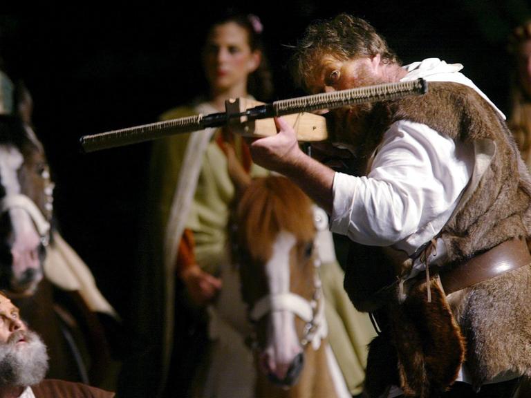 Wilhelm Tell schießt in Interlaken während der Premierenvorstellung der Tell-Freilichtspiele 2003 den berühmten Apfelschuss.