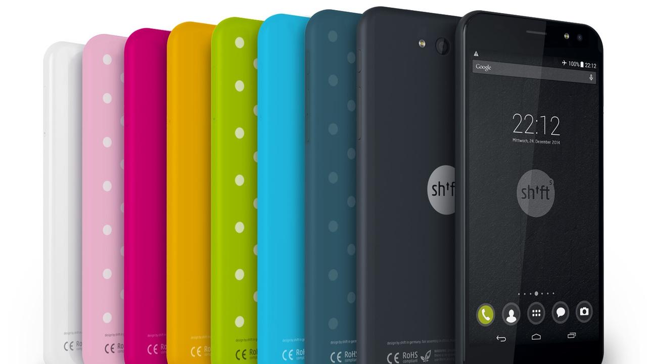 Smartphones des Herstellers Shift in verschiedenen Farben in einer Reihe. Smartphones des Herstellers Shift in verschiedenen Farben in einer Reihe.