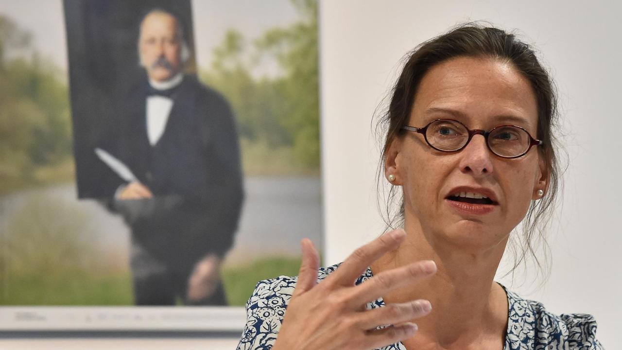 Christiane Barz, Kuratorin der Ausstellung "fontane.200". Die Ausstellung im Kutschstall folgt dem berühmten Reisenden in märkische Landschaften und Orte und blickt ihm beim Schreiben der «Wanderungen durch die Mark Brandenburg» über die Schulter. Foto: a | Verwendung weltweit
Im Wörterbuch speichern
Keine Wortliste für Deutsch -> Deutsch...
Eine neue Wortliste erstellen...
Kopieren
Christiane Barz, Kuratorin der Ausstellung "fontane.200". Die Ausstellung im Kutschstall folgt dem berühmten Reisenden in märkische Landschaften und Orte und blickt ihm beim Schreiben der «Wanderungen durch die Mark Brandenburg» über die Schulter. Foto: a | Verwendung weltweit
Im Wörterbuch speichern
Keine Wortliste für Deutsch -> Deutsch...
Eine neue Wortliste erstellen...
Kopieren