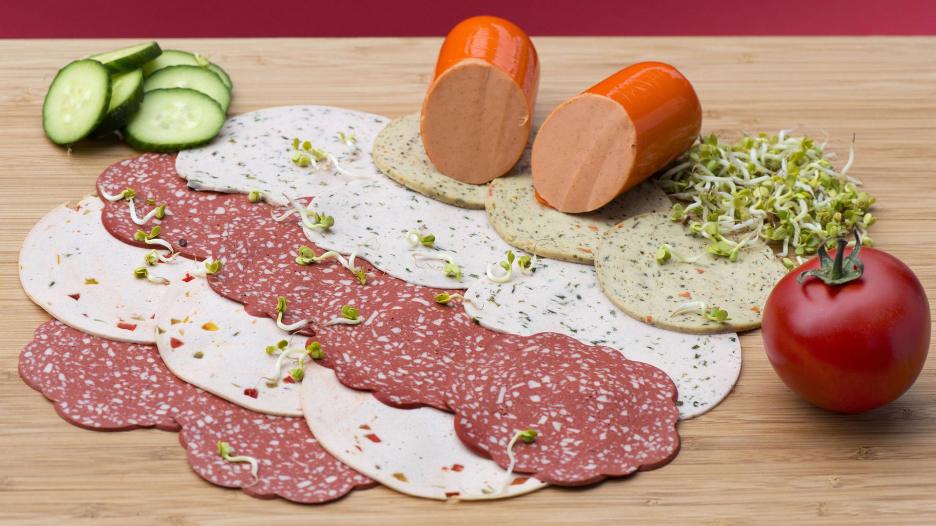 Vegane und vegetarische Wurstersatzprodukte: Vegetarischer Fleischersatz ist gefragt. Vegane und vegetarische Wurstersatzprodukte: Vegetarischer Fleischersatz ist gefragt.