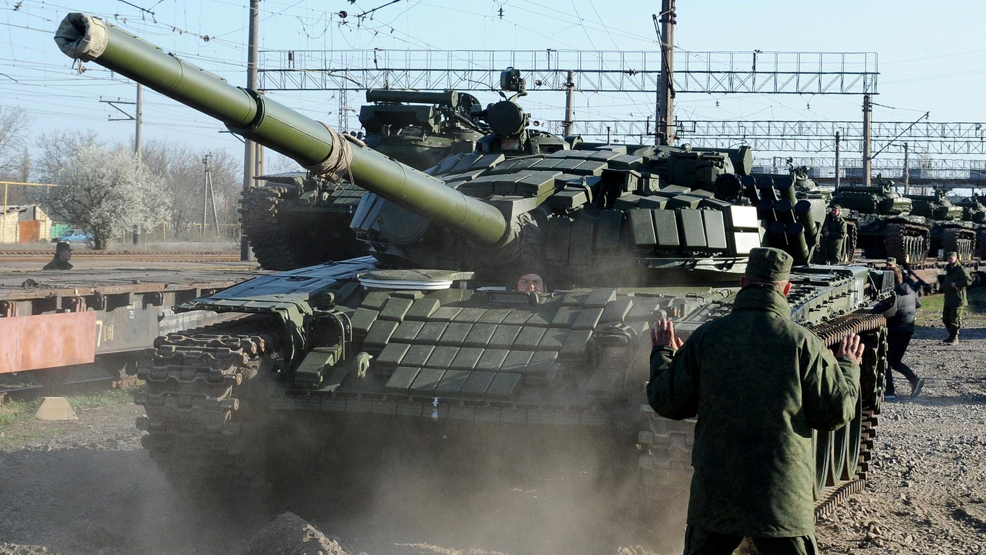 Ein russischer Panzer (hier auf der Krim) - die Ukraine bezichtigt Russland mehrer Grenzverletzungen. Ein russischer Panzer (hier auf der Krim) - die Ukraine bezichtigt Russland mehrer Grenzverletzungen.