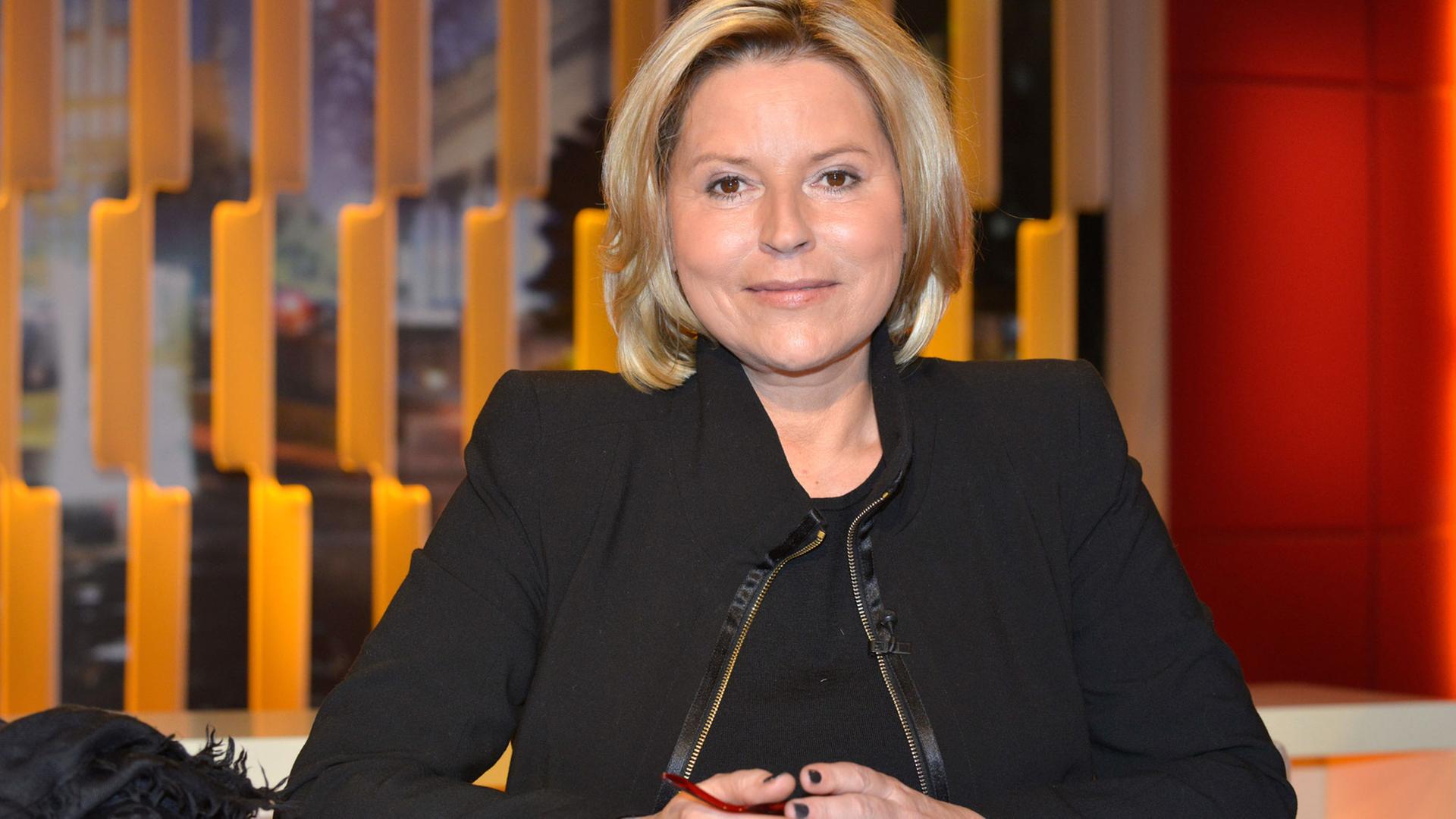 Die Schriftstellerin Elisabeth Herrmann bei der Aufzeichnung der rbb-Talksendung "Thadeusz" im Jahr 2013. Die Schriftstellerin Elisabeth Herrmann bei der Aufzeichnung der rbb-Talksendung "Thadeusz" im Jahr 2013.