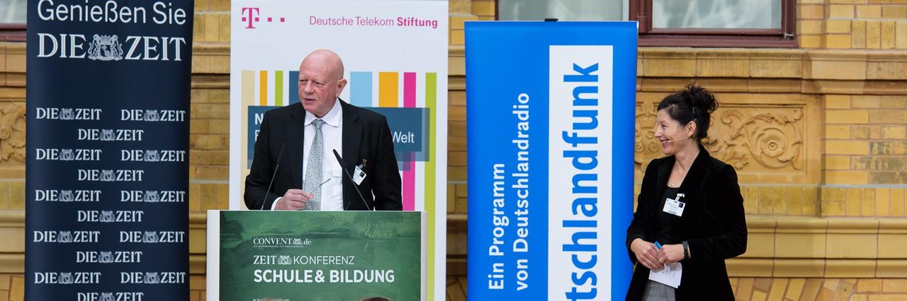 Prof. Dr. Wilfried Bos mit DLF-Moderatorin Kate Maleike auf der ZEIT-Konferenz "Schule & Bildung" 2016 Prof. Dr. Wilfried Bos mit DLF-Moderatorin Kate Maleike auf der ZEIT-Konferenz "Schule & Bildung" 2016