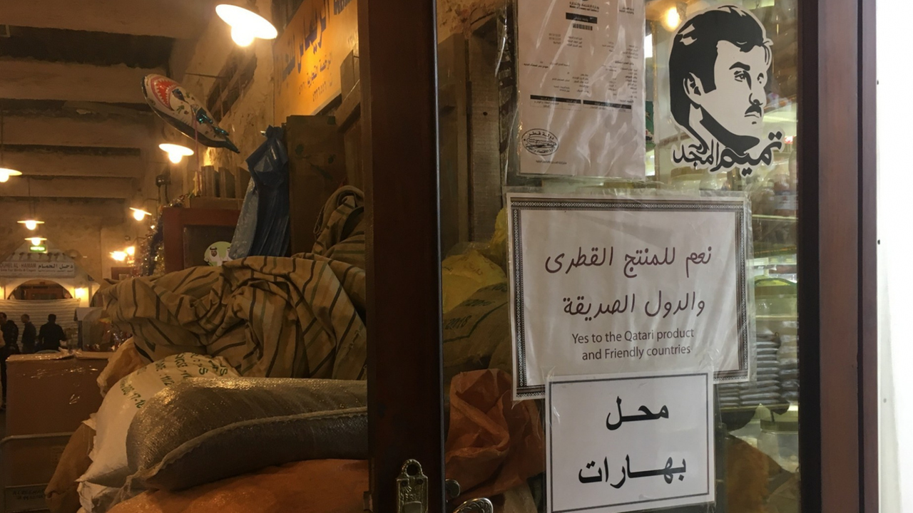 Schild in Katar: "Yes to Qatari products and friendly countries" Schild in Katar: "Yes to Qatari products and friendly countries"