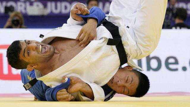 Der iranische Judoka Saeid Mollaei gewinnt im Finale des Wettbewerbs in der 81-Kilogramm-Klasse bei der WM in Baku.