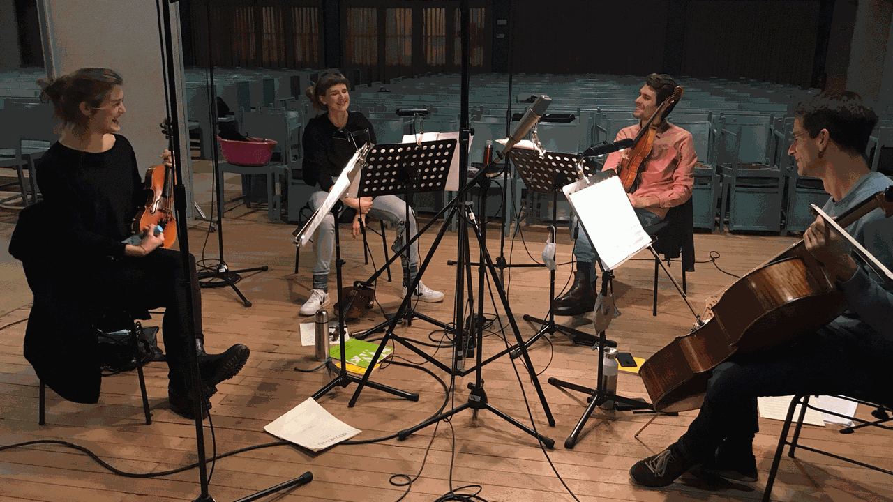 Das Streichquartett des Rundfunk-Sinfonieorchesters Berlin mit Ania Bara und Juliane Färber, Violine, Alejandro Regueira Caumel, Viola, und Peter Albrecht, Violoncello, bei einer Probe am 2.12.2020 in der Jesus-Christus-Kirche Berlin-Dahlem Das Streichquartett des Rundfunk-Sinfonieorchesters Berlin mit Ania Bara und Juliane Färber, Violine, Alejandro Regueira Caumel, Viola, und Peter Albrecht, Violoncello, bei einer Probe am 2.12.2020 in der Jesus-Christus-Kirche Berlin-Dahlem