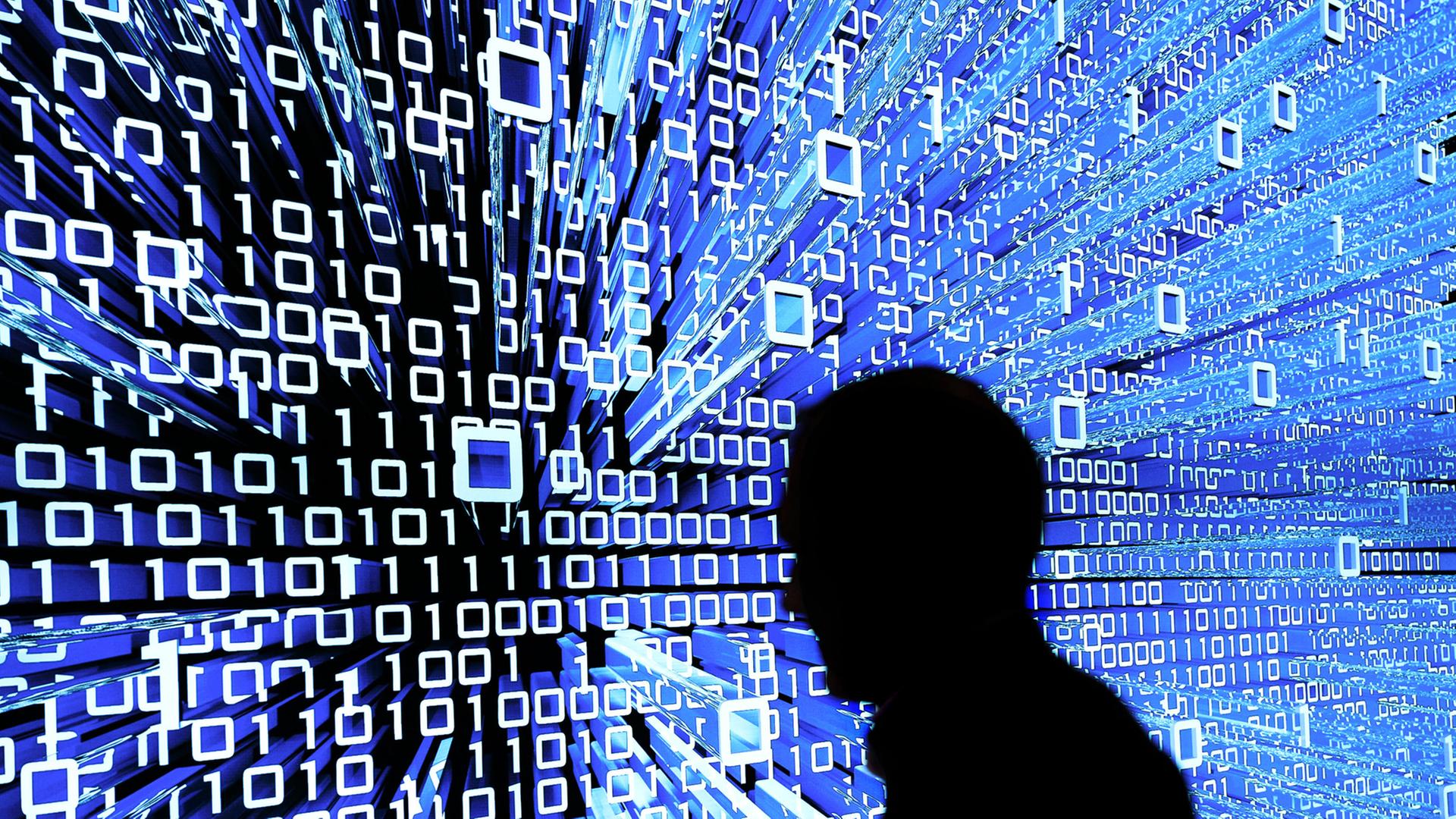 Ein Messebesucher geht an einem Leuchtdisplay auf der CeBIT in Hannover vorbei. Ein Messebesucher geht an einem Leuchtdisplay auf der CeBIT in Hannover vorbei.
