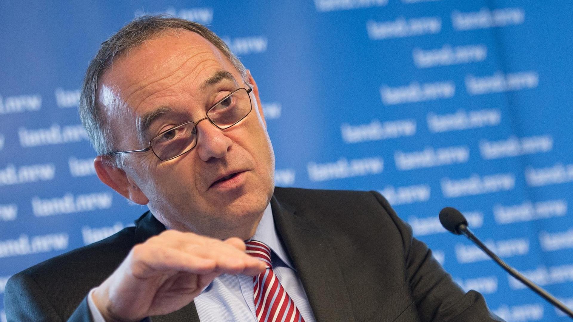 Der nordrhein-westfälische Finanzminister Norbert Walter-Borjans (SPD). Der nordrhein-westfälische Finanzminister Norbert Walter-Borjans (SPD).