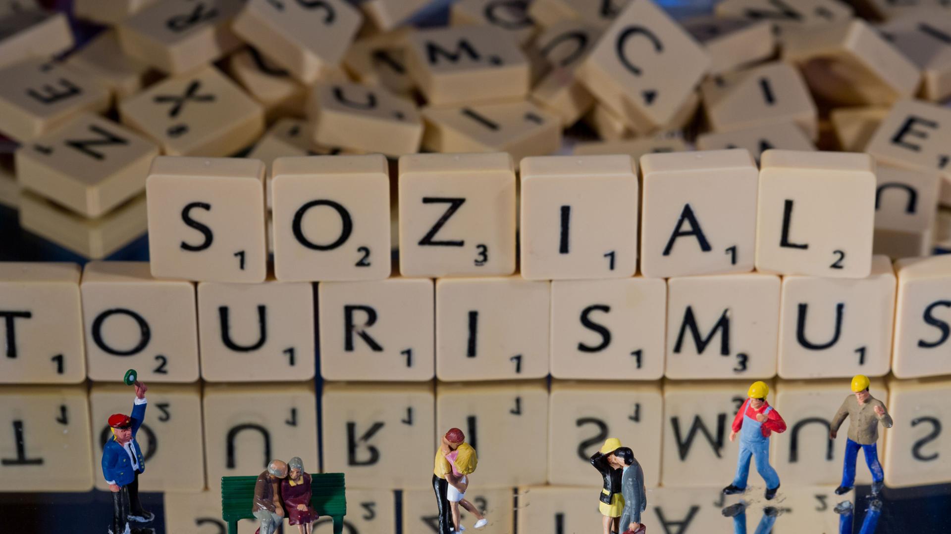 Mit Buchstaben eines Scrabble-Spiels ist das Unwort des Jahres 2013 "Sozialtourismus" zusammengesetzt.