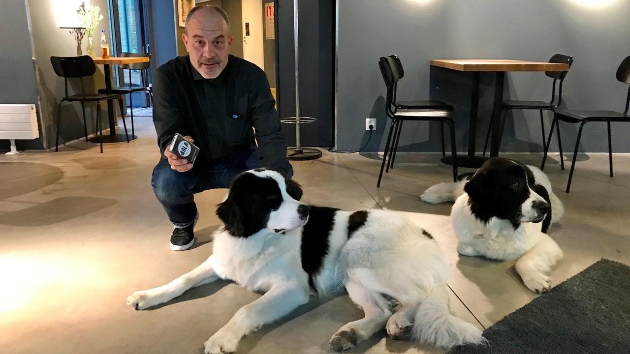 Kimmo Helistö neben den beiden "Sauna-Hunden" Axu und Leo Kimmo Helistö neben den beiden "Sauna-Hunden" Axu und Leo