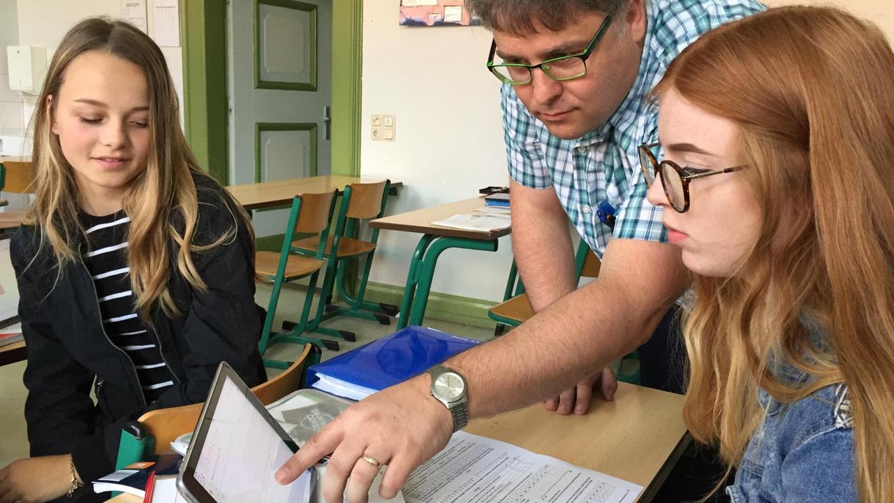 Mathelehrer Horst Kretschmer erklärt Mathelehrer Horst Kretschmer erklärt