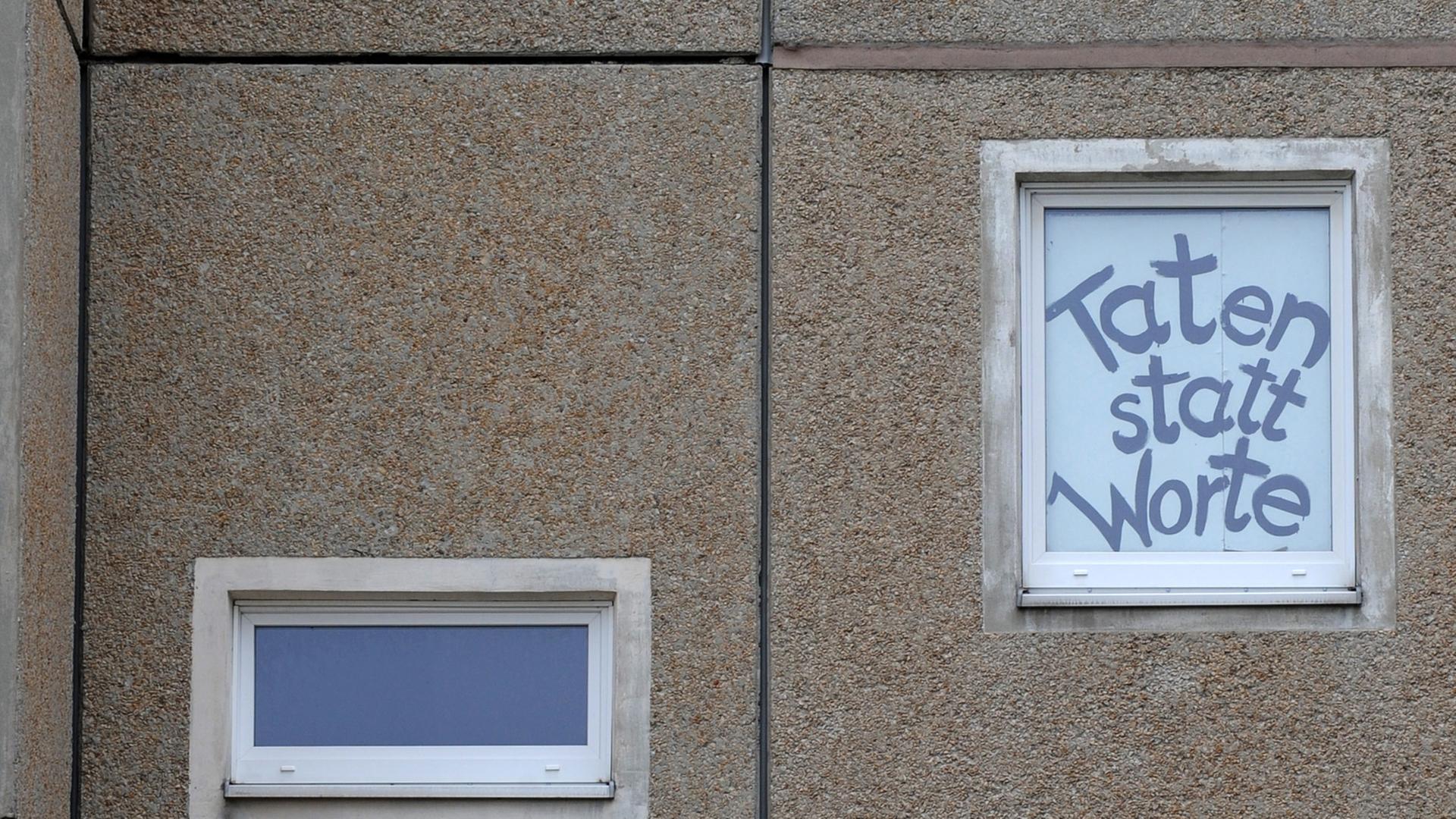 "Taten statt Worte" steht an einem Abrisshaus im sächsischen Hoyerswerda. "Taten statt Worte" steht an einem Abrisshaus im sächsischen Hoyerswerda.