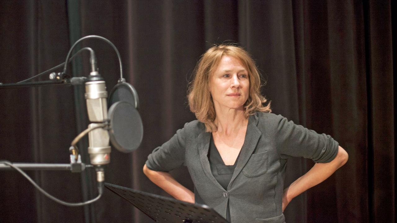 Corinna Harfouch in unserem Studio, steht vor einem Mikrofon Corinna Harfouch in unserem Studio, steht vor einem Mikrofon