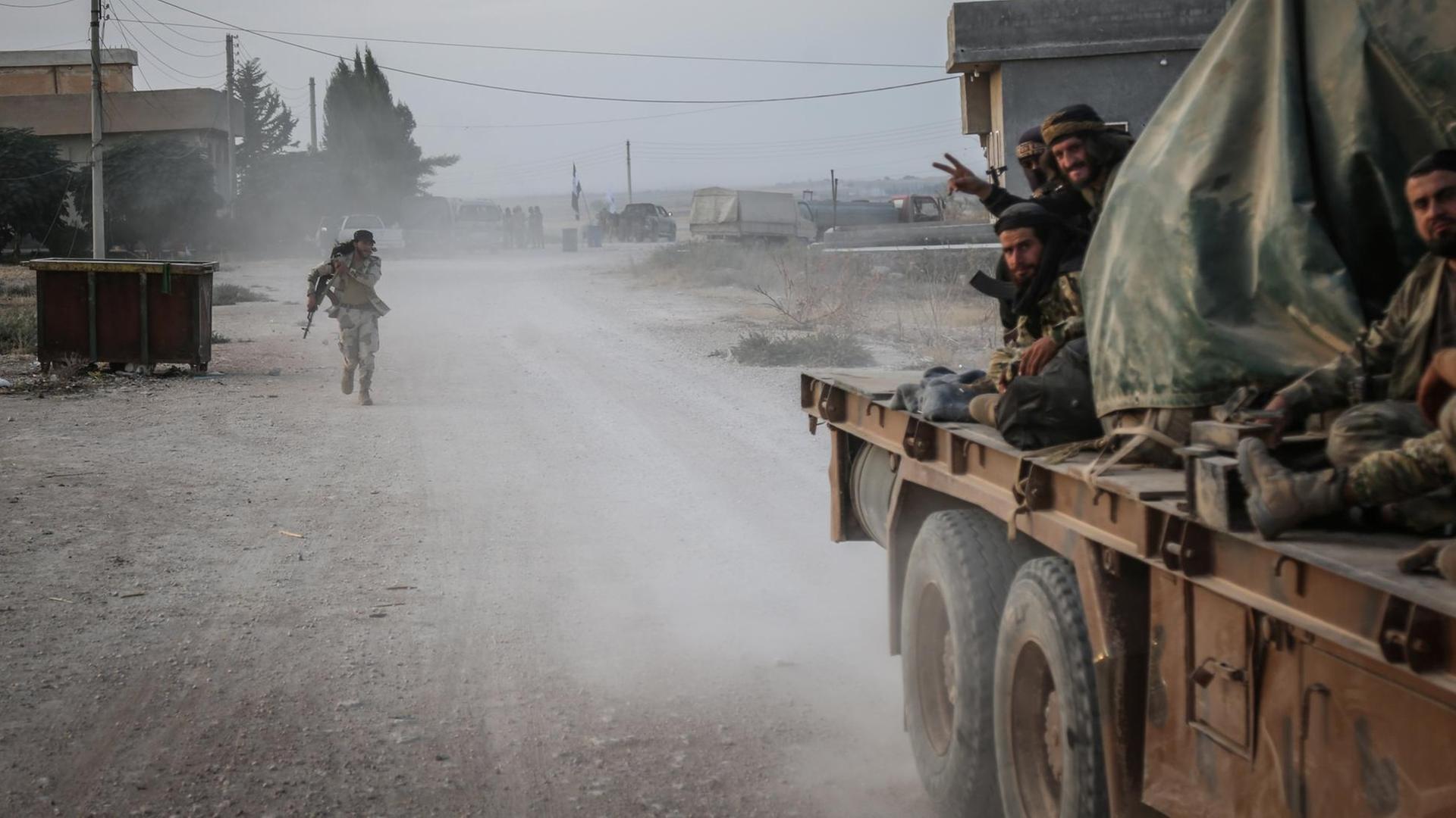 Syrien, Tell Abiad: Soldaten der türkisch unterstützten syrischen Nationalarmee gestikulieren nach Zusammenstößen mit Kurdischen Kämpfern. In ihrem erbitterten Kampf gegen türkischen Truppen erhalten die Kurdenmilizen in Nordsyrien Unterstützung der Regierung von Präsident Baschar al-Assad. Syrien, Tell Abiad: Soldaten der türkisch unterstützten syrischen Nationalarmee gestikulieren nach Zusammenstößen mit Kurdischen Kämpfern. In ihrem erbitterten Kampf gegen türkischen Truppen erhalten die Kurdenmilizen in Nordsyrien Unterstützung der Regierung von Präsident Baschar al-Assad.