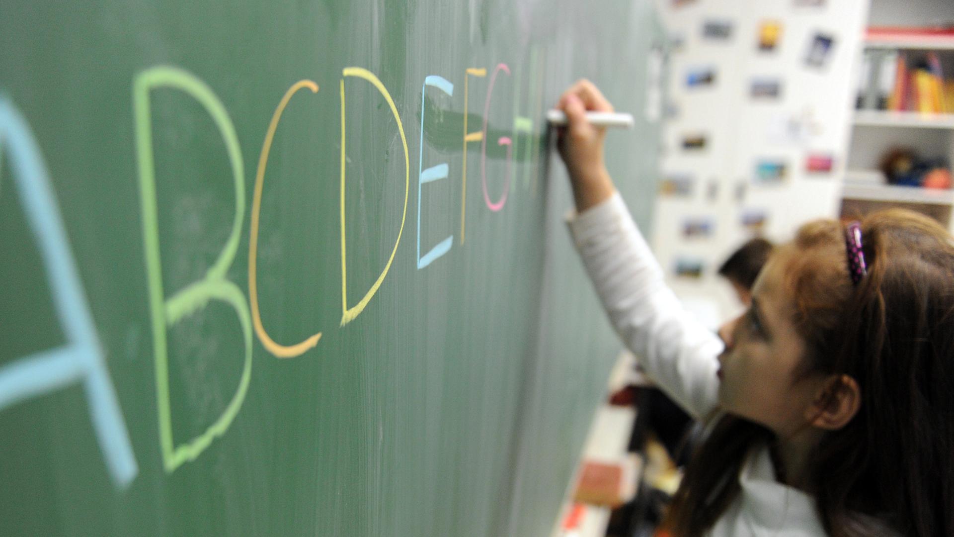 Eine Schülerin einer zweiten Klasse schreibt am 19.10.2012 in einer Schule in Hamburg das ABC an die Tafel.