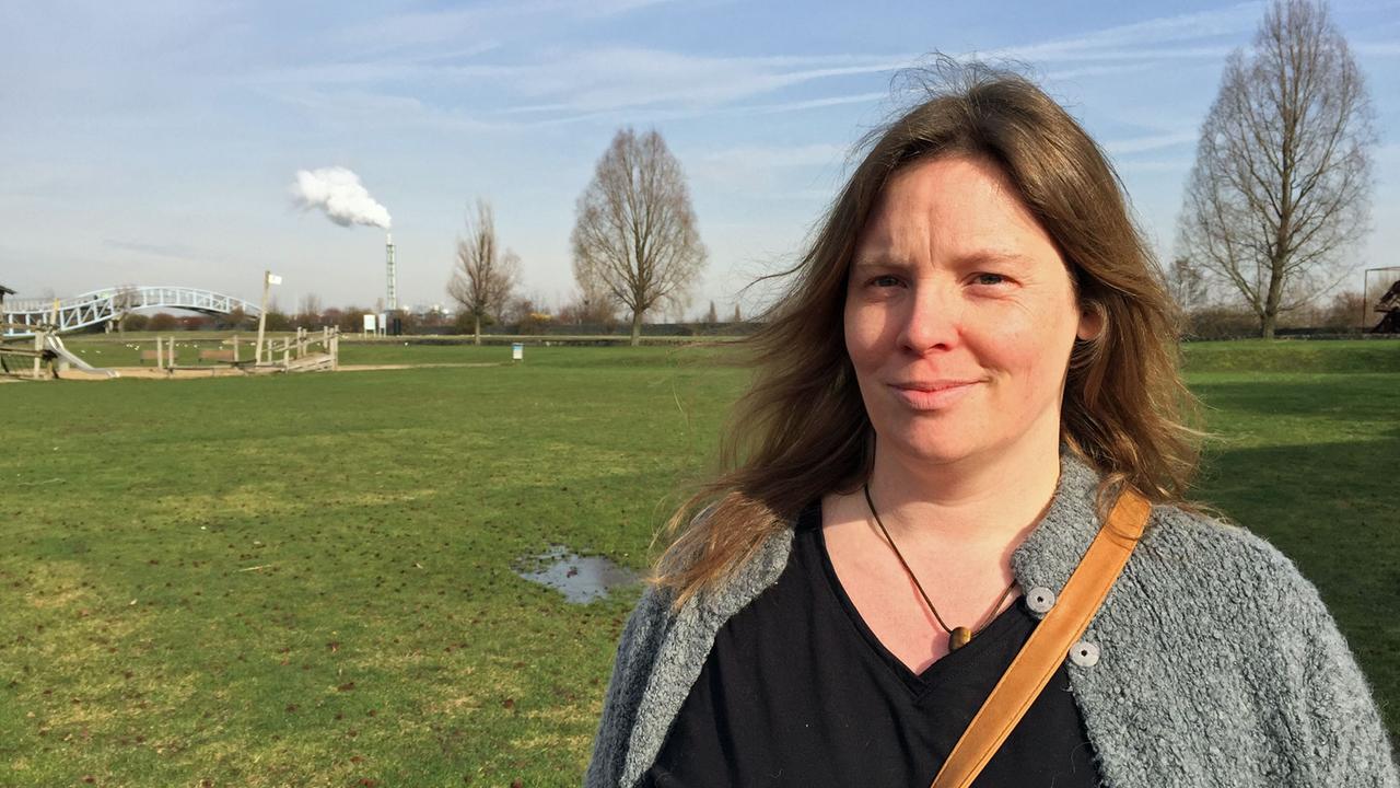 Die braunhaarige Petra Fabricius steht auf einer Wiese an der ehemaligen Giftmülldeponie. Die braunhaarige Petra Fabricius steht auf einer Wiese an der ehemaligen Giftmülldeponie.