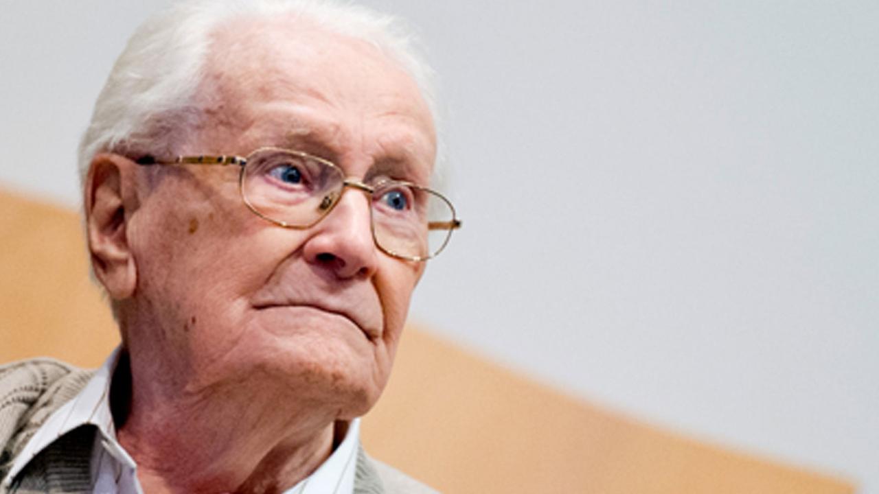 Der Angeklagte Oskar Gröning sitzt im Gerichts-Saal Der Angeklagte Oskar Gröning sitzt im Gerichts-Saal