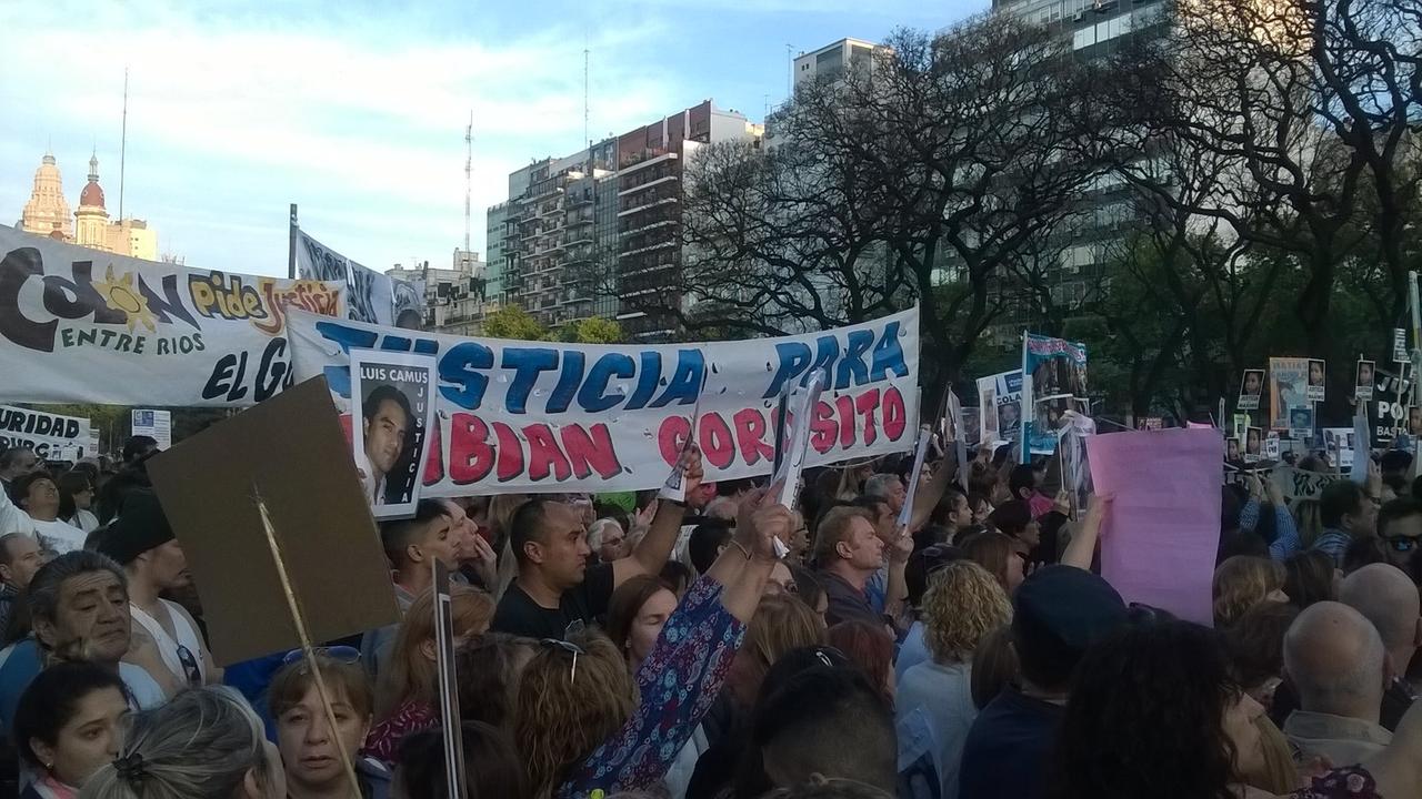 Eine große Menschenmenge hat sich zu einer Demonstration zusammen gefunden. Sie halten Transparente hoch, um gegen die mangelhafte Justiz in Argentinien zu protestieren. Eine große Menschenmenge hat sich zu einer Demonstration zusammen gefunden. Sie halten Transparente hoch, um gegen die mangelhafte Justiz in Argentinien zu protestieren.