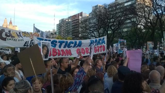 Eine große Menschenmenge hat sich zu einer Demonstration zusammen gefunden. Sie halten Transparente hoch, um gegen die mangelhafte Justiz in Argentinien zu protestieren.