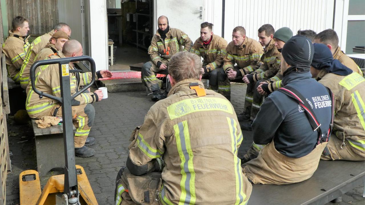 Auszubildende der Berliner Feuerwehr machen eine Pause.