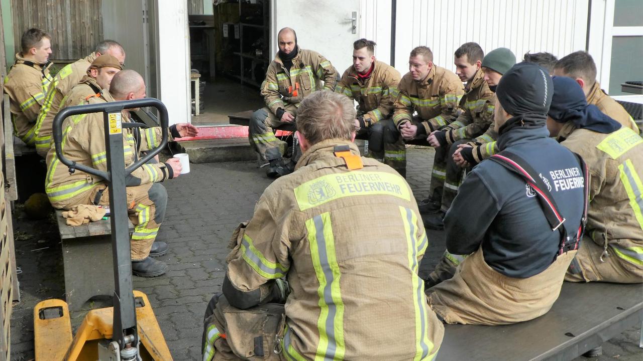 Auszubildende der Berliner Feuerwehr machen eine Pause. Auszubildende der Berliner Feuerwehr machen eine Pause.